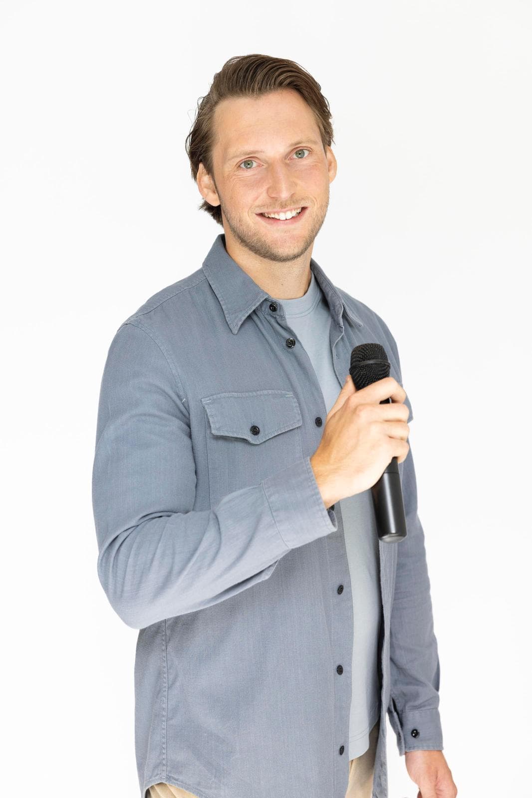 Dylan Abelskamp volkszanger met microfoon tijdens live optreden - professionele entertainment